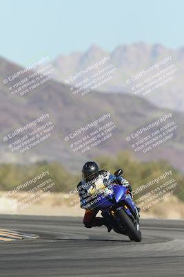 media/Oct-30-2025-Racers Edge (Thu) [[dabbdaf680]]/3-B Group/Session 2 (Turn 14)/